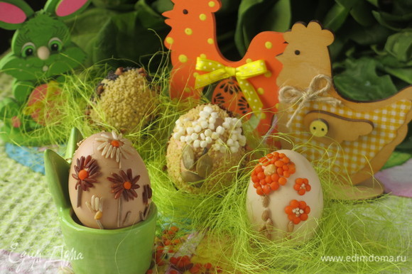 Следующие яйца — яркие цветы из сочевицы и дикий пион из кус-куса в обрамлении мака. Обрядовые, яйца-обереги обычно делают с полным заполнением поверхности яйца, но я предлагаю упрощенный вариант, съедаемый на праздник, но каждый рисунок несет частичку пожелания благополучия, мира и добра. Подать яйца можно на самодельных подставках — жестянках из-под свечей, украшенных волокнами пальмы — стилизованных гнездах. Со Светлым Праздником Пасхи!