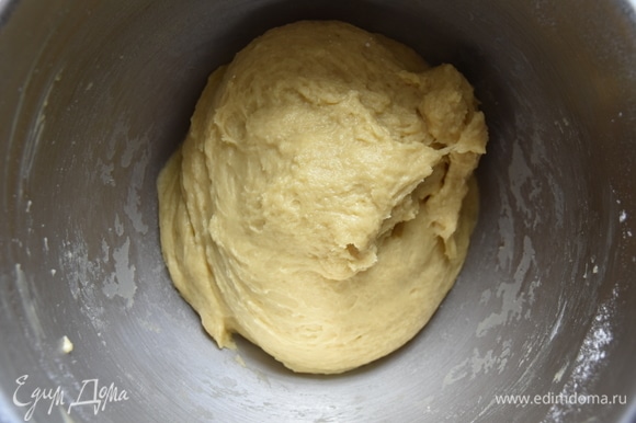 Когда масса увеличится в размерах, влить оставшееся молоко, всыпать муку и замесить тесто. Месить тесто не менее 20 минут.