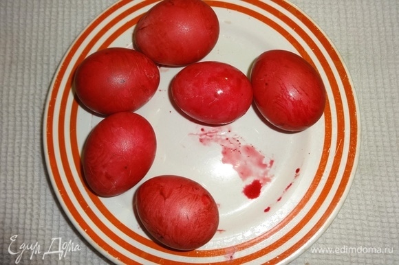 С помощью кисточки покрасить горячие и насухо протертые яйца красным пищевым красителем.