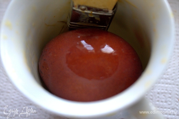 Вариант для окрашенного в шелухе яйца как эксперимент. Обмазываем белком.