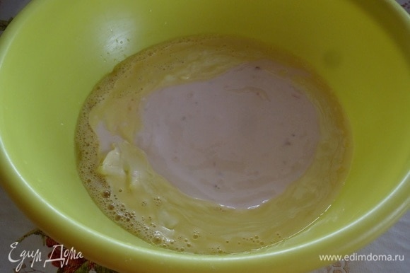 Затем добавляем йогурт и растопленное остуженное сливочное масло. Хорошо перемешиваем.