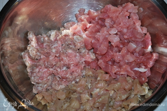 Подготовьте мясо накануне. Свинину и куриное филе нарежьте маленькими кусочками, свинину или говядину измельчите в фарш.