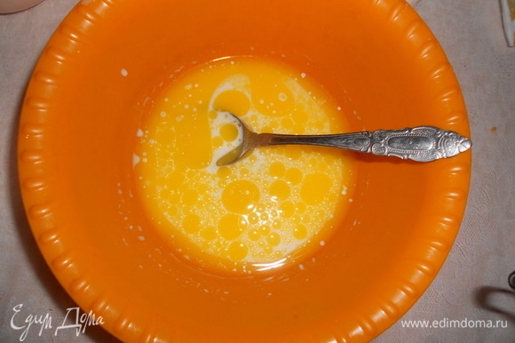 В оставшемся теплом молоке растворите сливочное масло. Яйца отдельно взбейте.