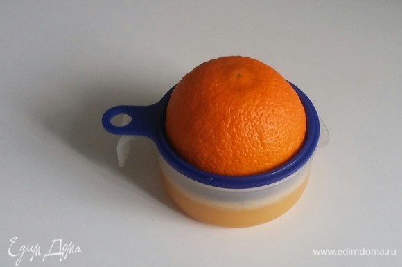 Разрезаем апельсин пополам и выжимаем из него сок. Важно: если получилось больше сока, чем 100 мл, то лишний сок нужно убрать. Нужно только 100 мл, а если жидкости будет больше, то карамель не застынет в процессе охлаждения.