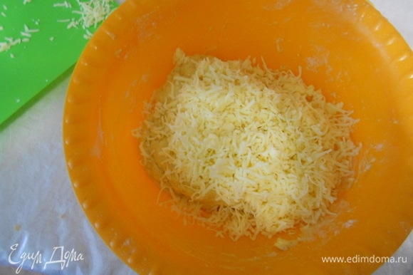 В тесто добавить яйца, сыр, вымесить и оставить подходить еще на 20–25 минут.