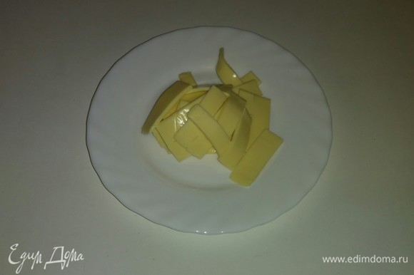 Сыр режем тонкими полосками и потом эти полоски разрезаем еще раз пополам.