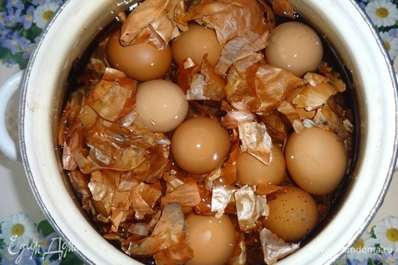 В кастрюлю поместить луковую шелуху, залить водой, положить яйца, всыпать соль. После закипания варить яйца 10–15 минут.