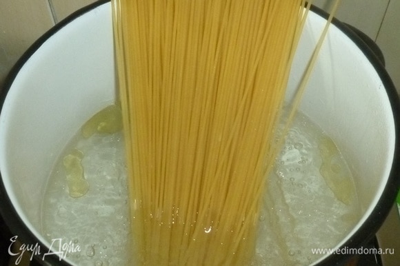 Спагетти отварить до готовности согласно инструкции. Во время варки можно добавить ложку масла, чтобы спагетти не слиплись.