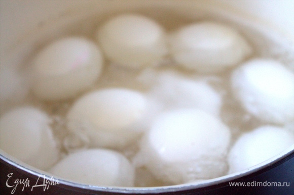 Яйца отварить на умеренном огне 8–10 минут.