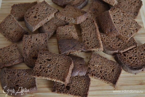 В течение получаса подсушить хлеб в духовке, разогретой до 180°C, однократно перевернув. Следите, чтобы хлеб не подгорел.