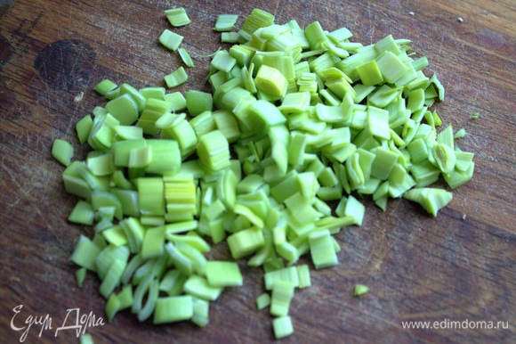 Зеленый лук или порей нарезать мелко.