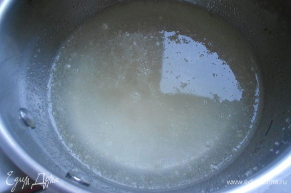 Желатин Haas залить холодной водой и оставить для набухания. Затем желатин нагреть на медленном огне, добавить 2 ст. л. сахара, не доводить до кипения.