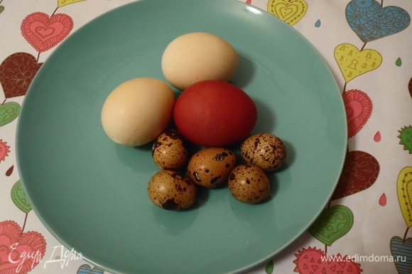 Сварить яйца с добавлением любого натурального красителя: луковой шелухи, куркумы, шафрана.