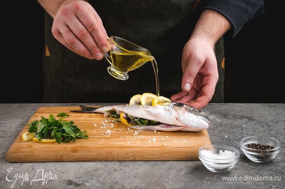 Посыпьте рыбу солью и перцем, полейте оливковым маслом, оставьте на 20 минут.