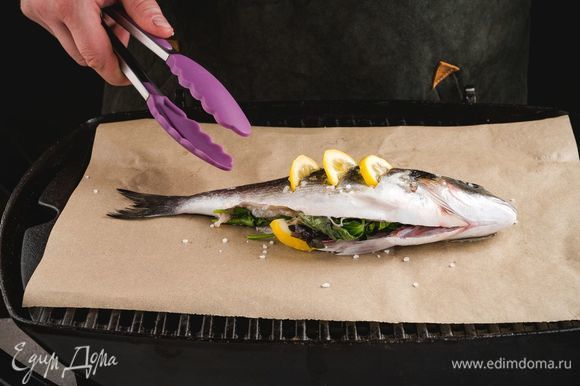 Обжарьте рыбу на гриле до готовности с двух сторон. При необходимости гриль можно выстелить пергаментом.