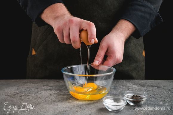Яйца разбейте в миску, размешайте вилкой, добавьте соль и перец.