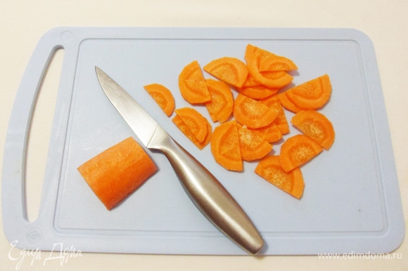 Половину моркови нарезать крупными и тоненькими пластинами.