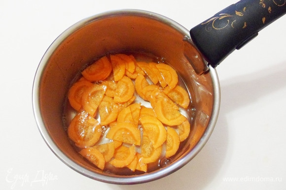 Залить морковь горячей подсоленной водой и отварить в течение 1 минуты, не более.