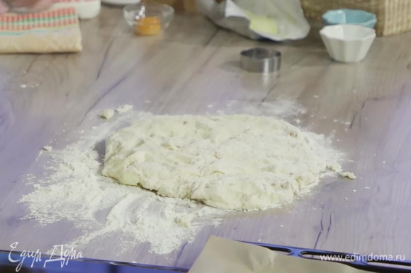 Орехи добавить к тесту, вымесить его руками. Распределить тесто по присыпанной мукой поверхности пластом высотой 1,5–2 см.