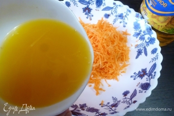 Из апельсина выжать сок. Смешать натертую морковь с апельсиновым соком и растительным маслом.