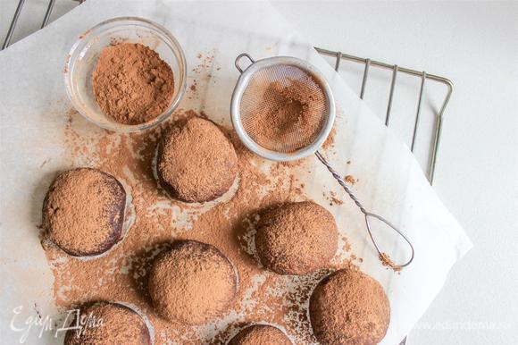 Сформируйте шарики и обваляйте их в какао. Оставьте на 5 минут в морозилке.