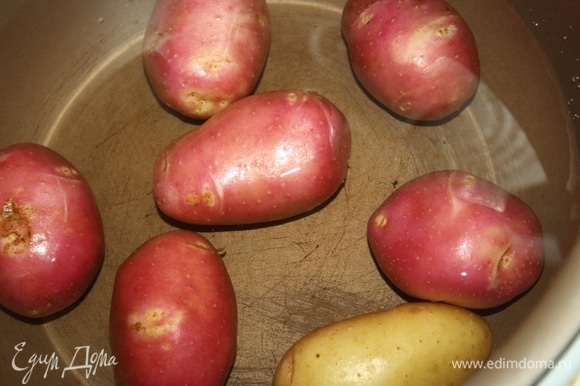 Молодой картофель заранее отварить в течение 4–5 минут.