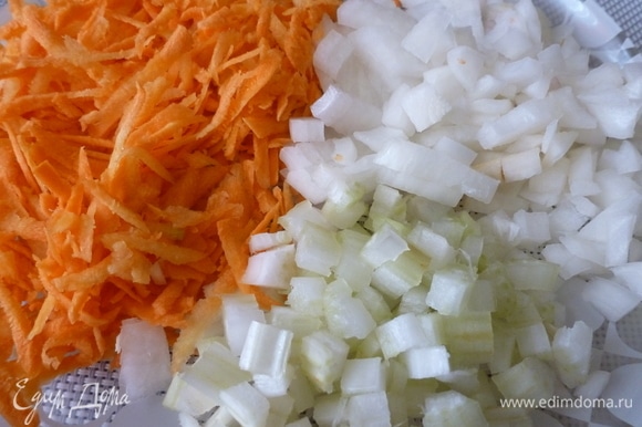 Лук и сельдерей нарезать кубиком, морковь натереть на терке.