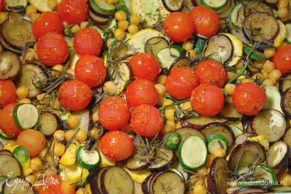 Запекать овощи в разогретой духовке 20‒30 минут до готовности.