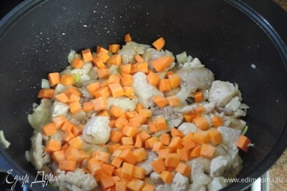 Теперь добавляем морковь и продолжаем обжаривать пару минут.