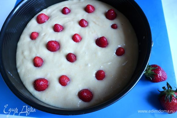 Разместить ягоды клубники (200 г), немного углубив их в тесто. Отправить форму в духовку примерно на 30–35 минут.