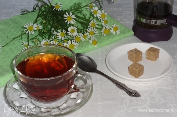 Готовый чай процедить и разлить по чашкам. Подавать с сахаром или медом. Угощайтесь! Приятного аппетита!