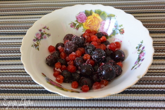 Используем для компота замороженные ягоды: вишню, смородину красную и черную. Загружаем все ягоды в кастрюлю.