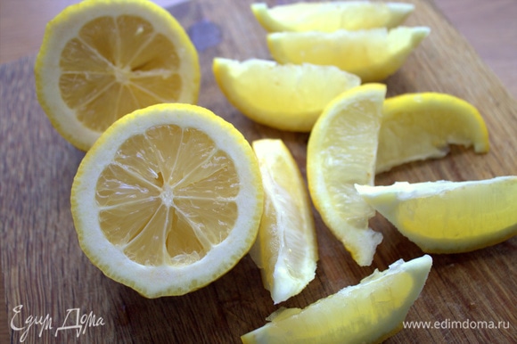 Лимоны помыть и нарезать прямо с кожицей.