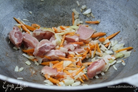 Свинину нарезать кусочками (лучше выбрать свинину на косточках). Положить в казан, обжарить с овощами.