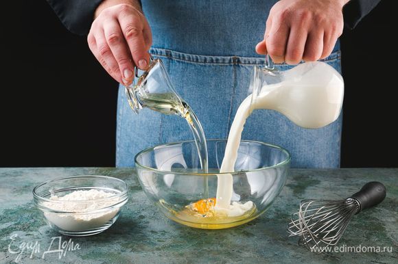 В глубокой миске взбейте яйца с солью и сахаром. Влейте к яйцам примерно 1/3 теплого молока, не прекращая взбивать.