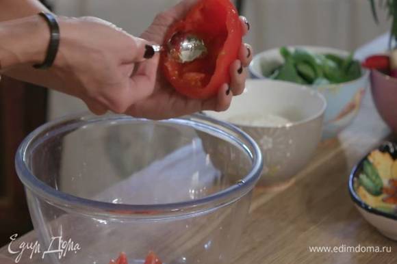У помидоров срезать верхнюю часть и ложкой вынуть мякоть.