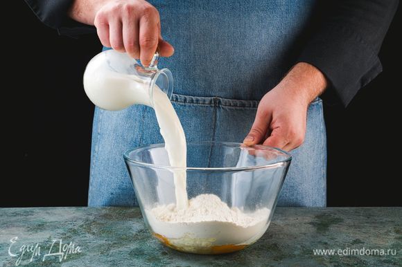 Сахар смешайте с маслом и яйцами, добавьте муку и дрожжи, затем — теплое молоко. Все замесите, оставьте на 30 минут в теплом месте.