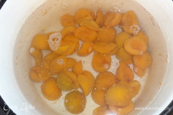 В кипящую воду положить замороженные абрикосы, дать вновь закипеть.