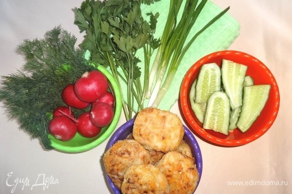 Вкусные капустные котлеты готовы. Подаем к столу или берем с собой на пикник в горячем или холодном виде со свежими овощами, зеленью, соусами. Угощайтесь! Приятного аппетита!