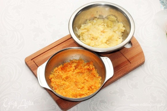 Добавляем к отваренной чечевице морковь, тертую на средней терке и обжаренную на сливочном масле (1 ст. л.) до мягкости. Затем добавляем приправу, прессованный чеснок, соль и перец по вкусу. Перемешиваем и пюрируем.