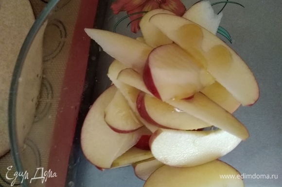 Для начинки яблоки нарезать тонкими слайсами, сбрызнуть соком лимона и влить сироп. Можно заменить сахаром.