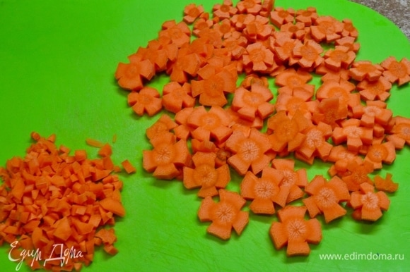 Чистим картофель и морковь. Из моркови вырезаем цветочки, чтобы суп был нарядным и весенним. В кипяток закидываем нарезанную морковь, далее — нарезанную соломкой картошку, помидор, нарезанный кубиком, лук. Доводим до готовности.