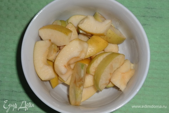 Сложить яблоки в миску и полить соком половины лимона.