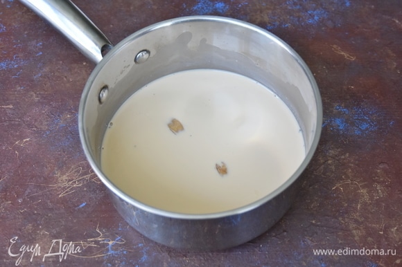 Влить молоко и подержать напиток еще 2–3 минуты на медленном огне.