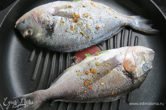 Жарить на разогретой сковороде-гриль по 7–10 минут с каждой стороны в зависимости от размера рыбы.