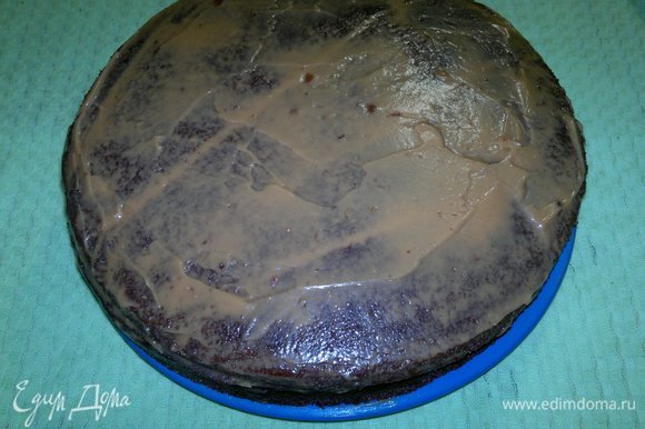 Накрыть торт верхним пластом. Смазать оставшимся кремом. Поставить торт в холодильник для охлаждения на 1–1,5 часа.