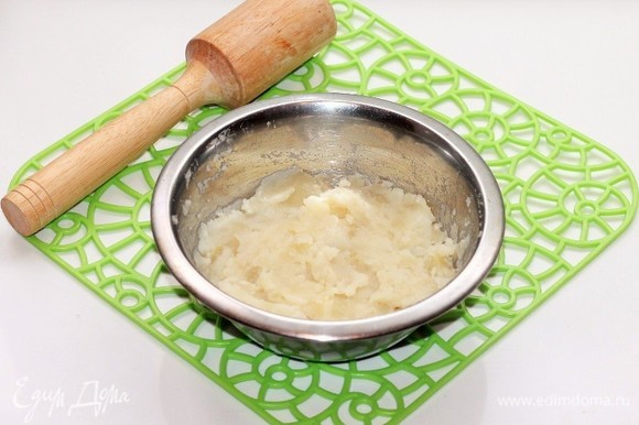 Отварить сырой картофель в шкурке, очистить, помять или натереть на крупной терке.