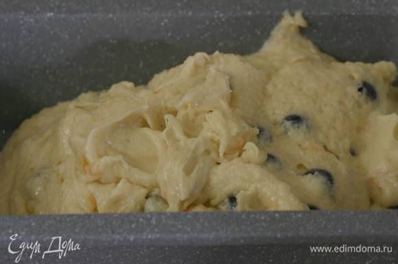Форму для кекса смазать растительным маслом, выложить тесто и разровнять его.
