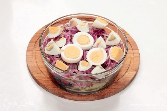 Добавить маринованный лук и крупно нарезанные вареные яйца. Зелень (у меня кинза) мелко порубить и добавить в салат.