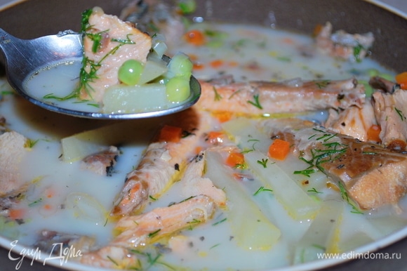 Нарежьте свежую зелень и добавьте в суп. Очень вкусный финский суп готов. Приятного аппетита.
